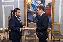 Посол Нгуен Ван Хай вручает верительные грамоты Вице-президенту Сальвадора Феликсу Ульоа. Фото: Канцелярия президента Сальвадора