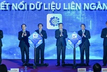 Председатель НС Чан Тхань Ман и делегаты проводят церемонию запуска официальной версии Национального правового портала. Фото: Зюи Линь