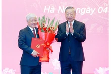 Генеральный секретарь ЦК КПВ То Лам вручает Решение Политбюро о распределении и назначении товарища До Ван Тьена на должность постоянного заместителя секретаря партийного комитета Национального собрания. Фото: ВИА