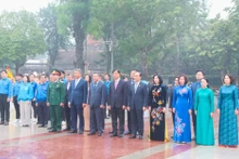 Руководители г. Ханоя возлагают венок к памятнику В. И. Ленину. Фото: hanoimoi.vn