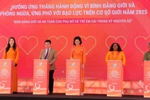 Делегаты проводят церемонию подписания обязательств о совместных усилиях по продвижению гендерного равенства в цифровую эпоху. Фото: ВИА