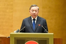 Генеральный секретарь ЦК КПВ выступает в зале здания НС. Фото: Зюи Линь