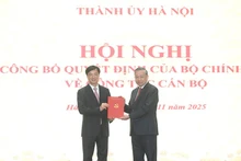 Генеральный секретарь ЦК КПВ То Лам вручает решение Политбюро о назначении товарища Нгуен Зюи Нгока на должность Секретаря Парткома г. Ханоя на срок 2025-2030 гг. Фото: Данг Кхоа