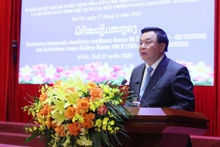 Директор Государственной политической академии имени Хо Ши Мина Нгуен Суан Тханг выступает на церемонии. 