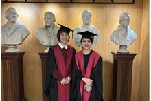 Врачи До Тхи Нгок Линь (слева) и Ле Зиеп Линь на церемонии вручения сертификатов в Лондоне. Фото: ВИА