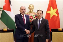 Министр иностранных дел Ле Хоай Чунг (справа) и Вице-премьер, Министр иностранных дел и по делам диаспоры Иордании Айман ас-Сафади. Фото: ВИА