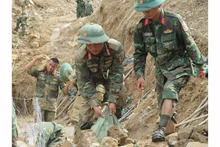 Офицеры и военнослужащие 34-го армейского корпуса прокладывают пути в деревни коммуны Нгоклинь, изолированные из-за ливней и наводнений. Фото: ВИА