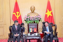 Товарищ Нгуен Суан Тханг принимает Посла Индии во Вьетнаме Церинга В. Шерпу. Фото: Фам Кыонг