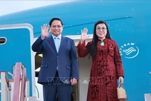 Премьер-министр Фам Минь Тьинь с супругой в международном аэропорту имени Хуари Бумедьена в Алжире. Фото: ВИА