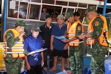 Пограничники распространяют среди рыбаков правила, связанные с ННН-промыслом.