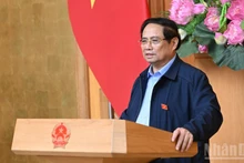 Премьер-министр Фам Минь Тьинь выступает на рабочей встрече. Фото: Чан Хай