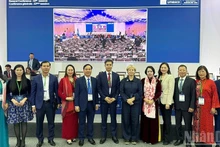 Посол Нгуен Тхи Ван Ань и делегация провинции Хынгйен фотографируются на память. 