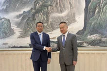 Посол Фам Тхань Бинь и Заведующий Отделом международных связей ЦК КПК Лю Хайcин. Фото: Посольство Вьетнама в Китае