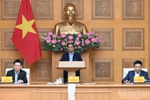 Премьер-министр Фам Минь Тьинь председательствует на заседании. Фото: Чан Хай