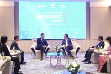 Председатель Народного комитета г. Хошимина Нгуен Ван Дыок принимает г-на Стефана Мергенталера, исполнительного директора ВЭФ. Фото: ВИА