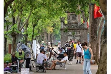 Пешеходная улица у озера Хоакием - излюбленное место отдыха. Фото: ВИА