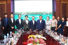 Представители провинции Тэйнинь и японской делегации позируют для фотографии на встрече 26 ноября. Фото: ВИA