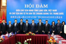 Делегации провинции Лангшон и Гуанси-Чжуанского автономного района (КНР) сфотографировались на память. Фото: ВИА