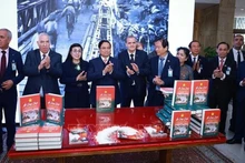 Премьер-министр Фам Минь Тьинь и его супруга присутствуют на церемонии презентации арабоязычного издания книги «Дьенбьенфу». Фото: ВИА