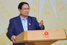 Премьер-министр Фам Минь Тьинь выступает на заседании. Фото: ВИА