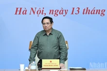 Премьер-министр Фам Минь Тьинь выступает на конференции. Фото: Чан Хай