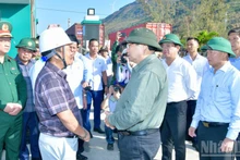 Премьер-министр Фам Минь Тьинь посещает руководство ООО «Тандайнам». Фото: Тхань Зянг