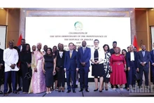 Делегаты фотографируются на память на церемонии.