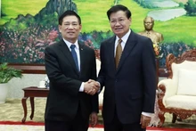 Вице-премьер Хо Дык Фок на встрече с Генеральным секретарем НРПЛ, Президентом Лаоса Тхонглуном Сисулитом. Фото: Зюи Тоан