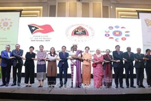 Делегаты фотографируются на память на церемонии. Фото: ВИА