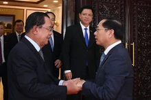 Вице-премьер Буй Тхань Шон наносит визит вежливости Председателю Народной партии Камбоджи, Председателю Сената Хун Сену. Фото: VGP