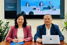 Директор Департамента импорта и экспорта Министерства промышленности и торговли Нгуен Ань Шон и Заместитель директора Чинь Тхи Тху Хиен принимают участие в онлайн-режиме в Ханое. Фото: ВИА