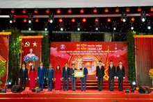 Вице-премьер Ле Тхань Лонг вручает Орден Труда первой степени Университету общественных и гуманитарных наук. Фото: Кюинь Нгуен