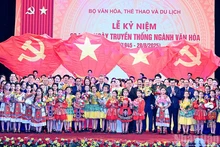 Генеральный секретарь ЦК КПВ То Лам, Премьер-министр Фам Минь Тьинь и делегаты фотографируются на память с актерами и артистами на церемонии. Фото: Кханг Кхоа
