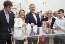Г-н Кароль Навроцкий (в центре) голосует во втором туре президентских выборов на избирательном участке в Варшаве (Польша), 1 июня 2025 года. Фото: Синьхуа