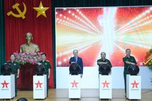 Делегаты нажимают кнопку в знак презентации электронной версии газеты «Народная армия» на русском языке. Фото: qdnd.vn