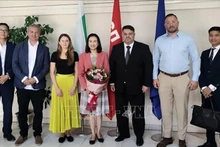 Посол Вьетнама в Болгарии Нгуен Тхи Минь Нгует фотографируется на память с руководством БСП. Фото: ВИА