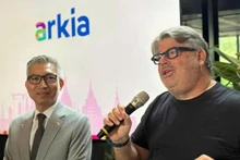 Посол Вьетнама в Израиле Ли Дык Чунг (слева) на церемонии объявления об открытии авиарейса между Тель-Авивом и Ханоем. Фото: Посольство Вьетнама в Израиле