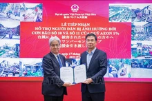 Председатель фонда клуба Aeon 1% Ватанабэ Хироюки вручает Послу Фам Куанг Хиеу финансовую помощь в размере 50 000 долларов США в поддержку вьетнамцев, пострадавших от тайфунов №10 и №11. Фото: ВИА