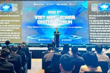 Заместитель министра науки и технологий Хоанг Минь выступает на форуме. Фото: VGP