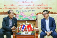 Товарищ Ле Куок Минь и г-н Накорн Вираправати на переговорах. Фото: Шон Хай