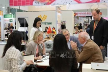 Международные клиенты знакомятся с вьетнамскими продуктами. Фото: ВИА
