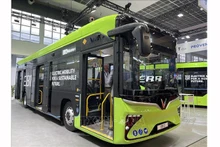 Модель электробуса EB12 компании «VinFast» на выставке. Фото: ВИА