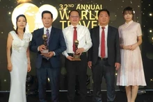 Руководители Национального парка Фонгня-Кебанг получают трофеи World Travel Awards.