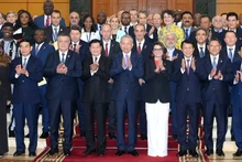 Генеральный секретарь ЦК КПВ То Лам и главы делегаций стран, участвующих в церемонии подписания ООН против киберпреступности.