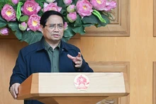 Премьер-министр Фам Минь Тьинь выступает на заседании. Фото: Чан Хай