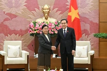 Председатель НС Чан Тхань Ман принимает г-жу Виенгтхонг Сипхандон, Председателя Верховного народного суда Лаоса. Фото: Зюи Линь