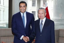 Генеральный секретарь ЦК КПВ То Лам принимает Са́йфа Ма́лика, генерального директора и директора по работе с корпоративными и инвестиционными клиентами банка Standard Chartered в Великобритании. Фото: ВИА