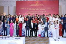 Генеральный секретарь ЦК КПВ То Лам с супругой и представители вьетнамской диаспоры в Великобритании. Фото: ВИА