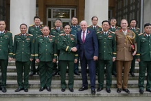 Генерал армии Фан Ван Зянг, государственный министр Вернон Коакер и делегаты двух стран.