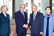 Генеральный секретарь ЦК КПВ То Лам принимает герцога Ричмондского Чарльза Генри Гордона-Леннокса и его супругу. Фото: ВИА